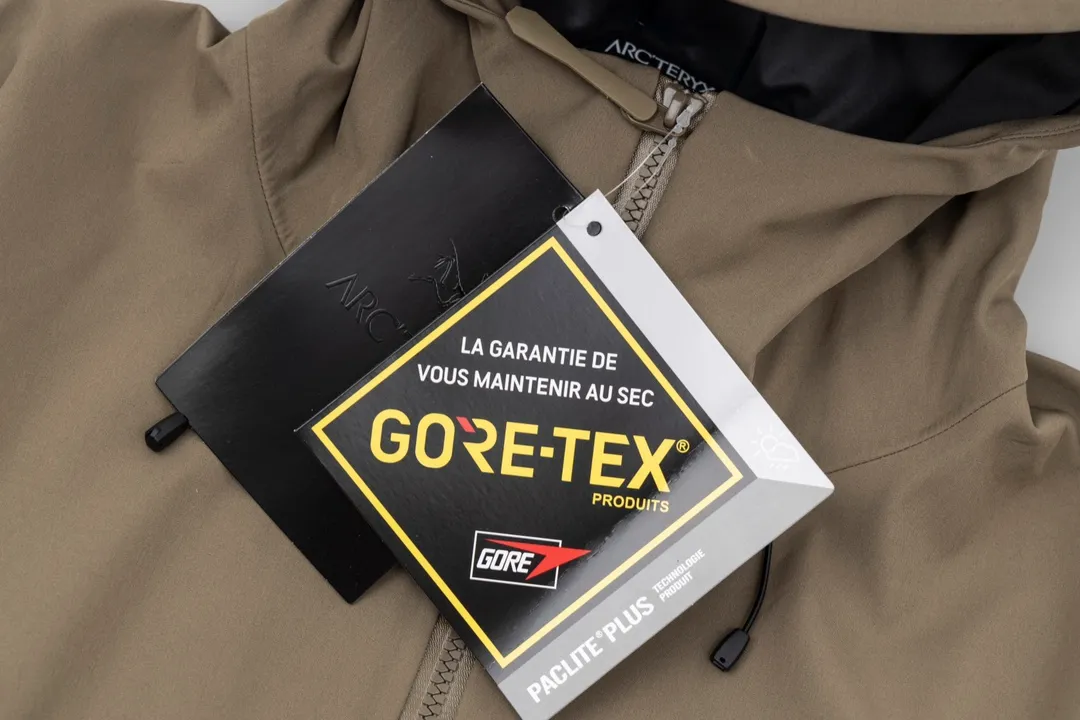 ARCTERYX beta SV ZP YKK ， ， ， 。 Beta LT ， 。 bluesign@ N 3LGORE-TEX ， Wear-Resistant， 、 Breathable， 。 Storm Hood™ ， Water Tight™ ， ， ， 。 BETA： 。 ， Wear-Resistant。 GORE-TEX： 、 、Breathable 。 ，VISLON ， Velcro ， Zip-in， ARC TERYX